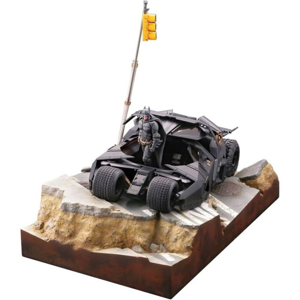 Batman: Dark Knight Trilogy - Legacy of Revoltech - Batmobile Tumbler in Gotham